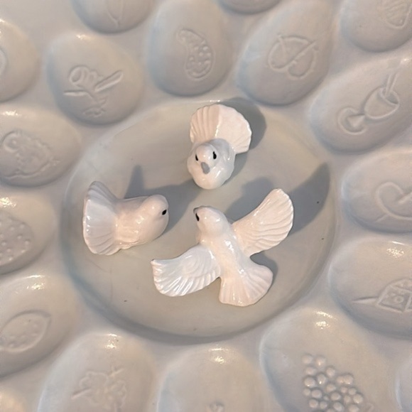 Vintage Blue Ceramic Deviled Easter Egg Holder with White Doves Platter Size 13” - Picture 3 of 9